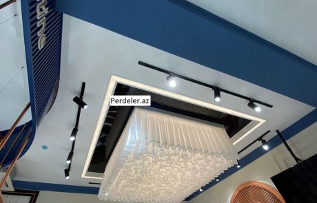 Pərdə dekor, hüsusi sifarişlə hazırlanmış işiq plafon üşütündə tül dekorasiyası, Azadlıq pr qurulmuş ticarət obyektində qurulmuş dekorlar.