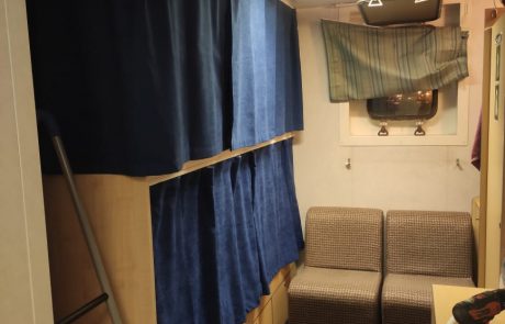 Gəmi pərdəsi sifarişi, pərdə tikişi, quraşdırılması, Türkiyə parçalarından tikilən hazır məhsullar çox sərfəli qiymətə.